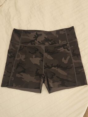 ZYIA Active Gray & Black Camo Shorts, Women's Size XXL